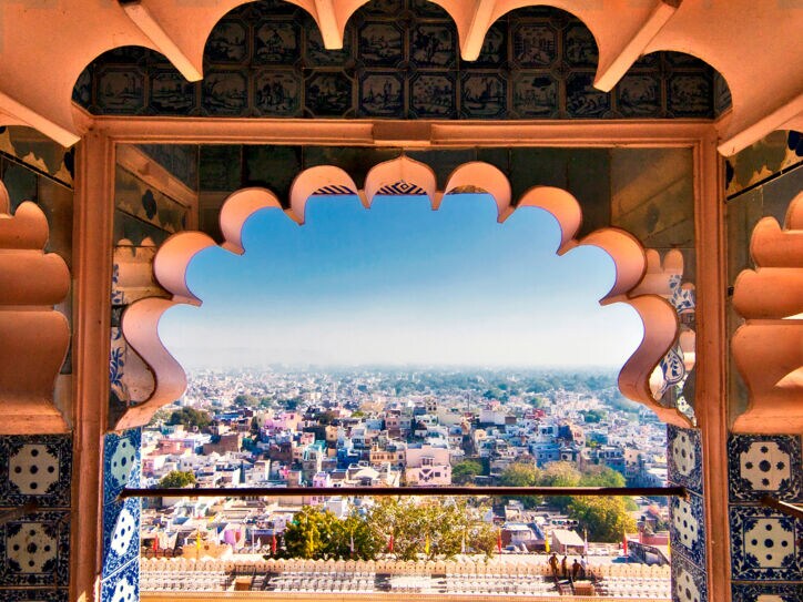 Blick von oben auf eine riesige indische Stadt.