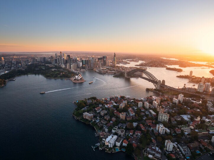 Blick von oben auf den Hafen von Sydney bei Sonnenuntergang