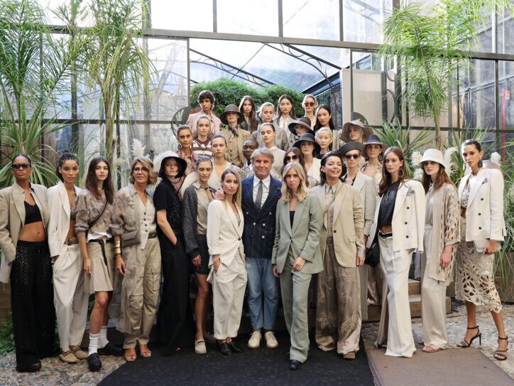 Camilla Cucinelli, Brunello Cucinelli und Carolina Cucinelli mit Models während der Brunello Cucinelli SS23 Women Collection Präsentation am 21. September 2022 in Mailand