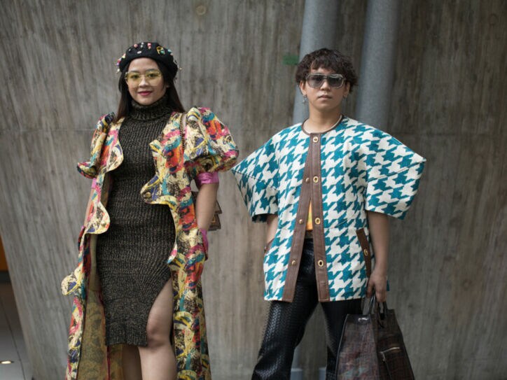 Zwei Personen auf der Fashion Week in Tokyo 2022