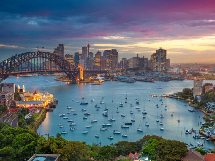 Stadtlandschaft von Sydney am Wasser bei Sonnenuntergang