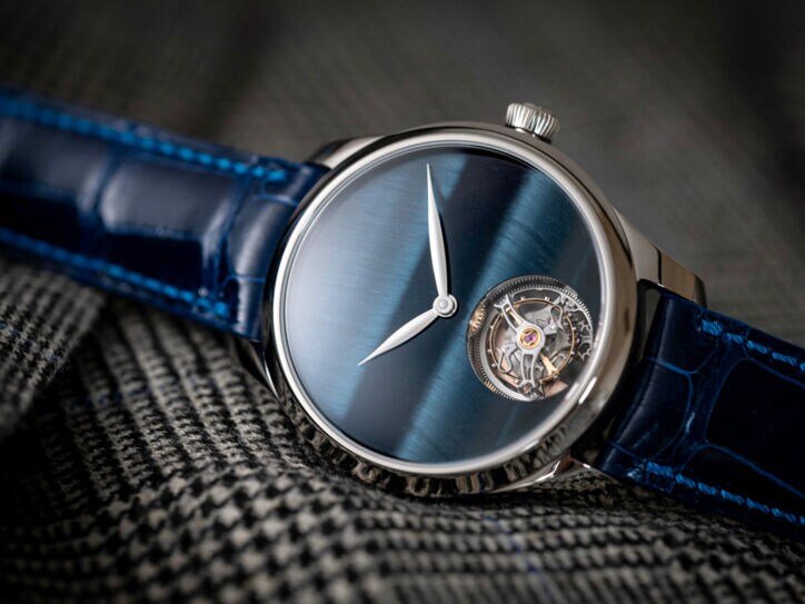 Close-up einer schlichten Uhr in dunklem Blau.