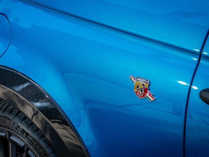 Detail eines blauen Sportautos