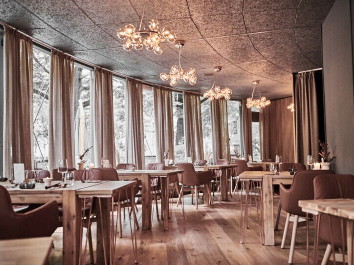 Blick auf Tische und Stühle im Restaurant Jante in Hannover