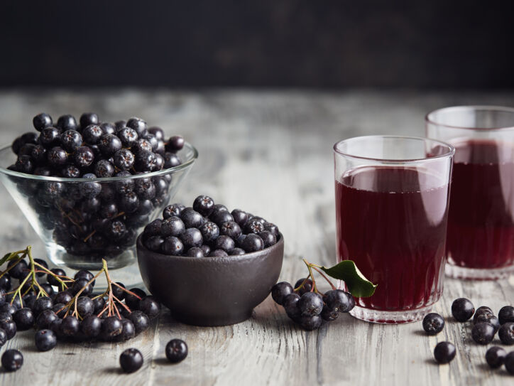 Saft aus Aroniabeeren und Aroniabeeren in Gläsern