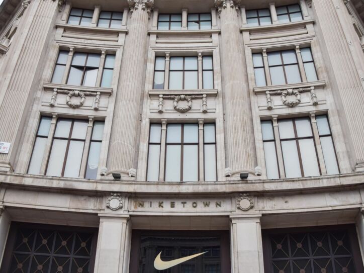 Fassade eines Nike Stores in London
