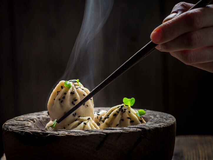 Heiße asiatische Knödel in einer Holzschale