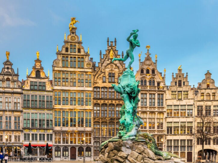 Historische Fassaden am Grote Markt in Antwerpen, davor eine Statue