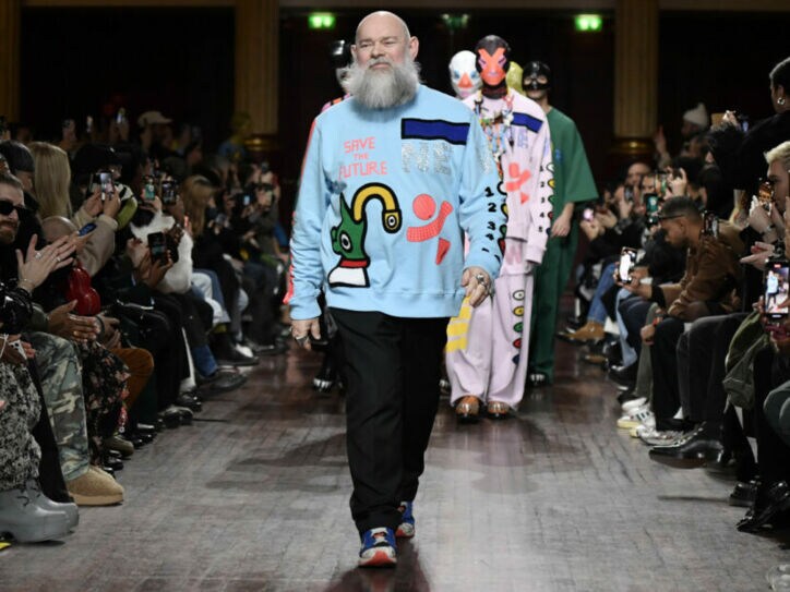 Modedesigner Walter Van Beirendonck auf dem Laufsteg der Fashion Week in Paris.