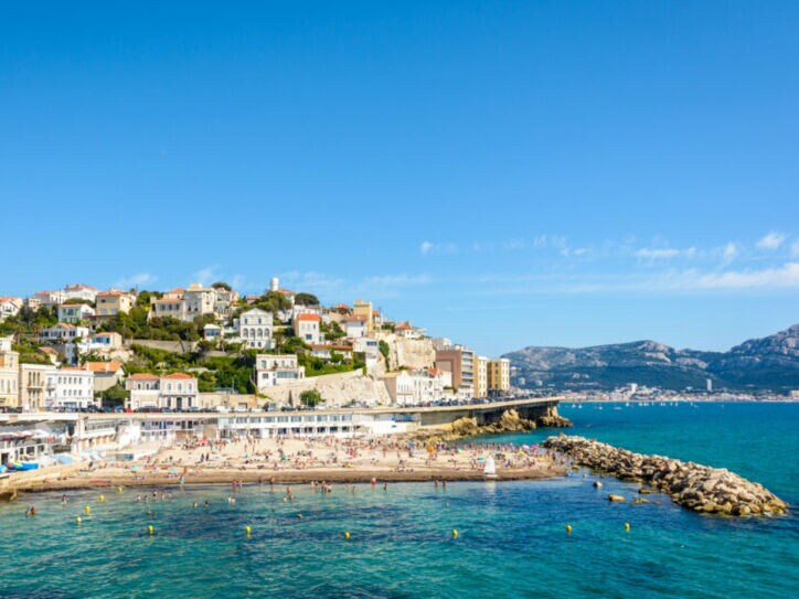 Stadt mit Strand am Meer