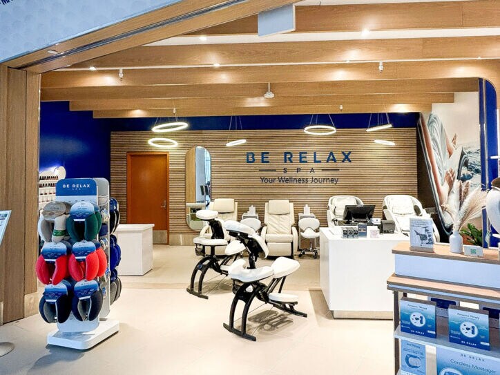 Ein offenes Geschäft an einem Flughafenterminal mit Massagesesseln.