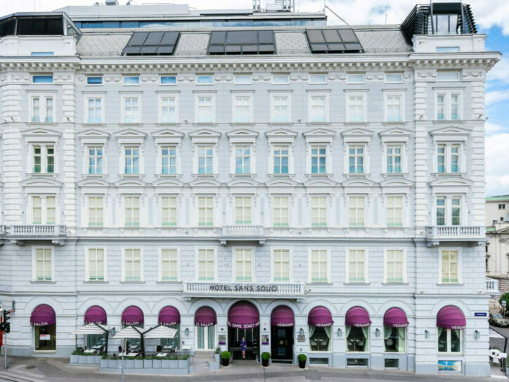 Luxushotel mit heller, modernisierter Altbaufassade im Stadtzentrum.