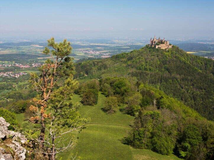Panorama in der Schwäbischen Alb mit Burg Hohenzollern.