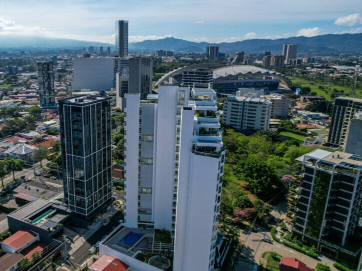 Luftaufnahme von San José in Costa Rica mit Hochhäusern im Vordergrund.