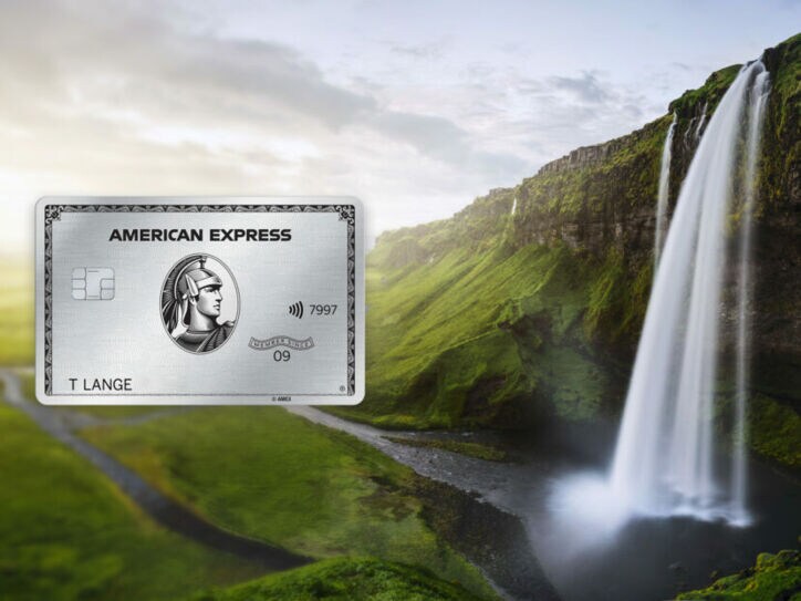 Ein Wasserfall an einer mit Moos bewachsenen Felsklippe.