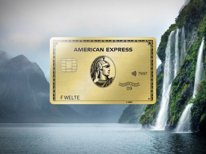 Fotocollage mit einer goldenen Kreditkarte von American Express vor einer nebeligen Berglandschaft an einem See mit Wasserfall.