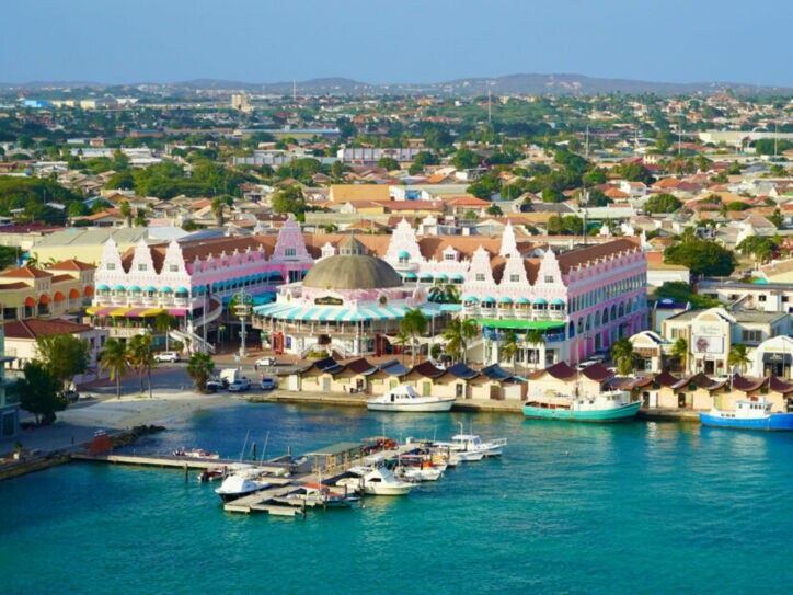 Blick von oben auf den Hafen und bunte Häuser in Oranjestad.