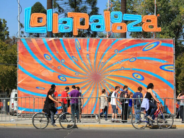 Prominanter Lollapalooza-Schriftzug mit farbigem Plakat.