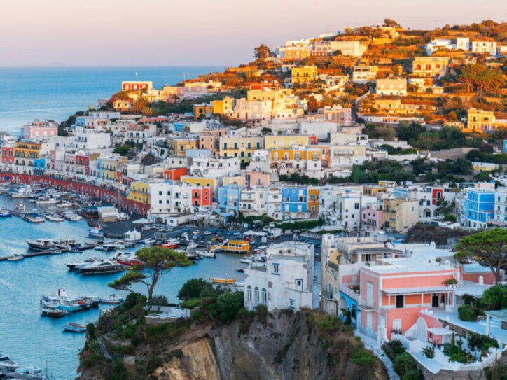 Luftaufnahme auf den Hafen der Insel Ponza.