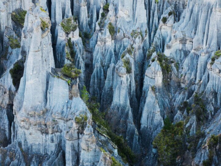 Felsformationen mit schmalen, spitzen Türmen und vereinzeltem Bewuchs