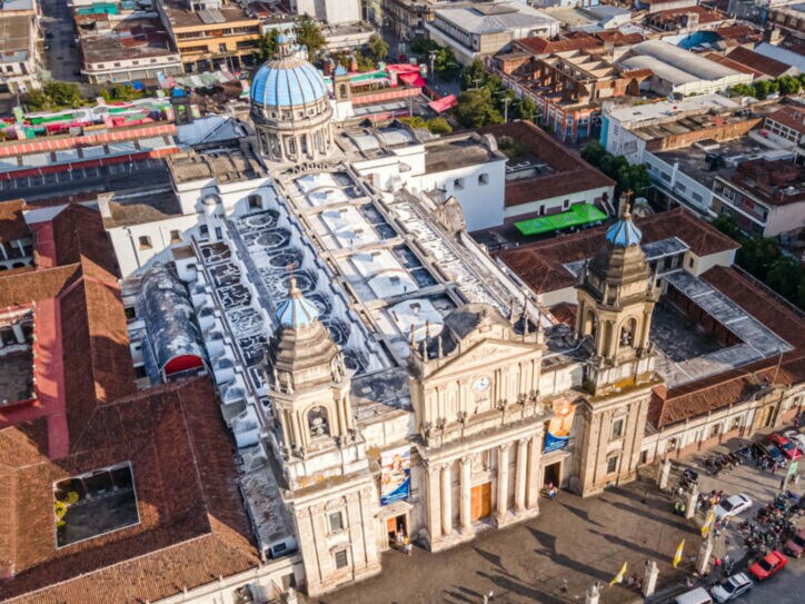 Luftaufnahme der Kathedrale von Guatemala-Stadt mit zwei Glockentürmen und blauem Kuppeldach im Stadtzentrum