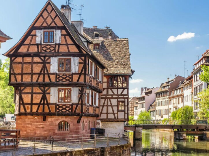 Fachwerkhäuser an einem Kanal in Straßburg, Frankreich, bei sonnigem Wetter