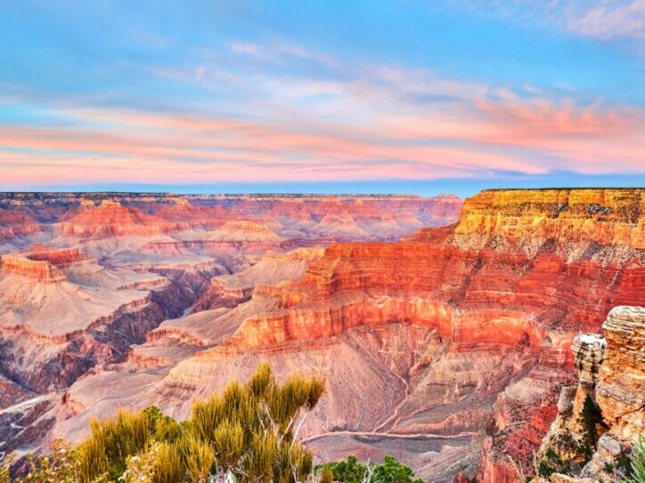 Leuchtende Farben während eines Sonnenuntergangs am Mohave Point an der Hermit Road im Grand Canyon.