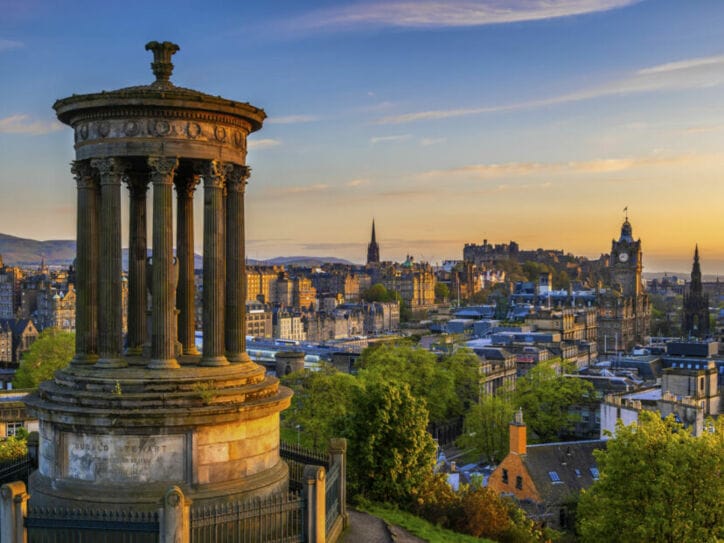 Blick von der Erhebung Calton Hill auf Edinburgh.