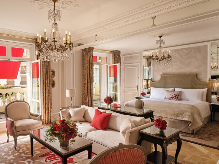 Luxuriöse Hotelsuite mit Kronleuchtern und Balkon in Innenstadtlage.