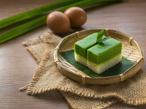 Ein Teller mit einem Dessert aus Reis und einer grünen Puddingschicht