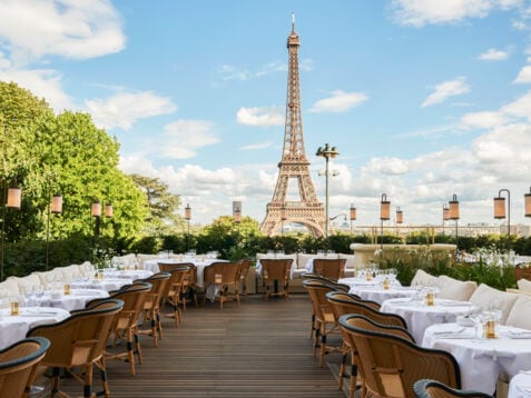 Schickes Restaurant auf einer Dachterrasse mit Blick auf den Eiffelturm.
