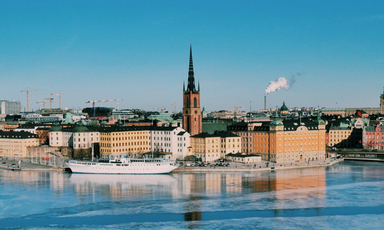 Panorama auf das Stadtbild Stockholms mit vereistem Gewässer ringsum