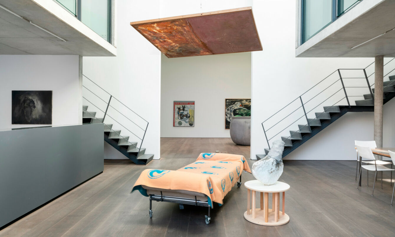 Installationsansicht mit Bett in einer modernen Galerie