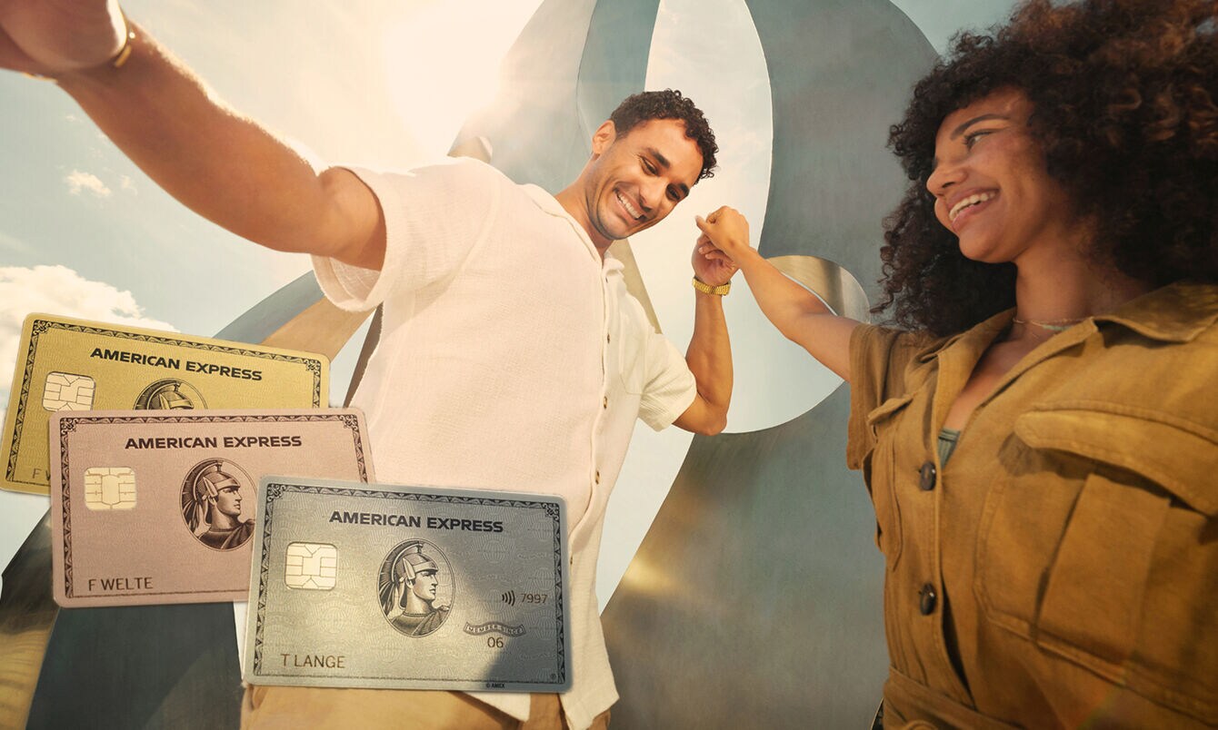 Ein Mann und eine Frau halten sich an den Händen und tanzen im Sonnenlicht.