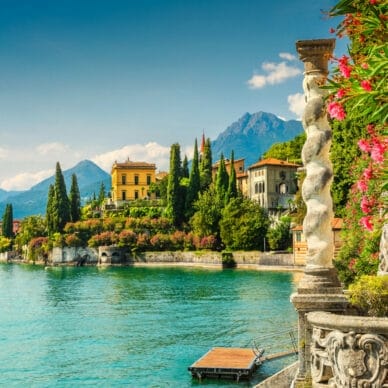 Berühmte Luxusvilla in Varenna am Comer See inmitten eines atemberaubenden botanischen Gartens mit mediterranen Oleanderblüten