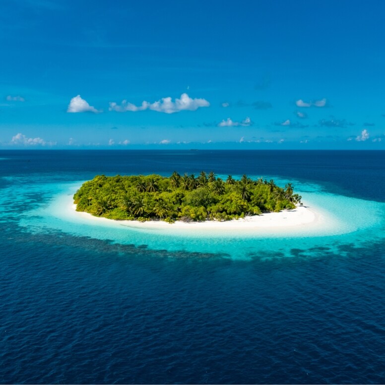 Luftansicht einer kleinen maledivischen Insel.