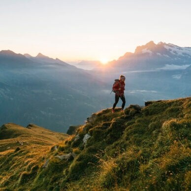 Eine Person beim Wandern im Berner Oberland.