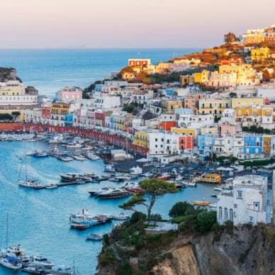 Luftaufnahme auf den Hafen der Insel Ponza.