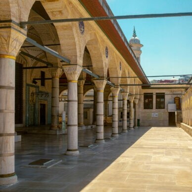 Eingangsbereich mit Säulengang zu einer Moschee.