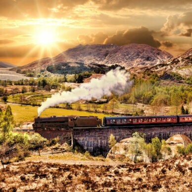 Der Jacobite Steam Train fährt über das Glenfinnan Viaduct in Schottland.