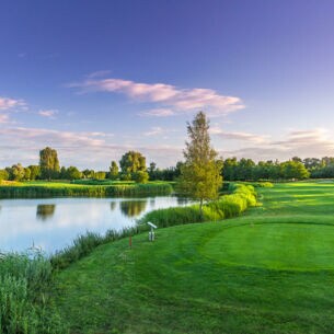 Blick auf ein am Teich gelegenes Grün auf dem Golfplatz Bad Zwischenahn