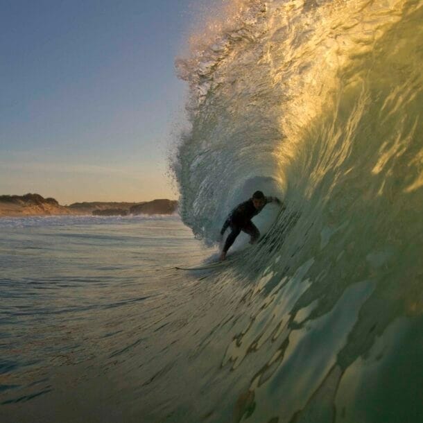 Surfer in einer sich brechenden Welle vor Hossegor in Frankreich