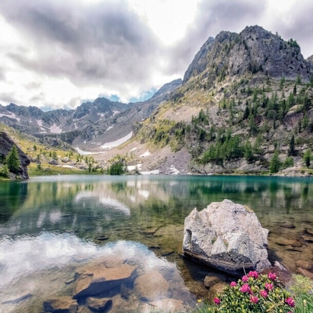 Blick auf einen See mit Bergen im Hintergrund
