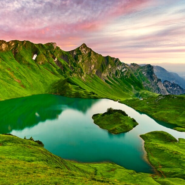 Ein von Bergen umgebener türkisfarbender Bergsee