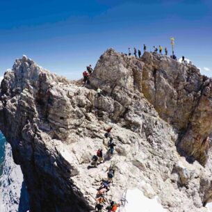 Zugspitze mit Wandernden bei blauem Himmel