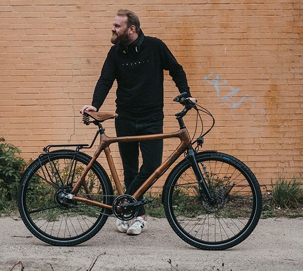 Mann mit orangefarbenen Designfahrrad vom My Boo