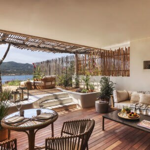 Offen gestaltetes, lässig-luxuriös eingerichtetes Hotelzimmer mit Terrasse
