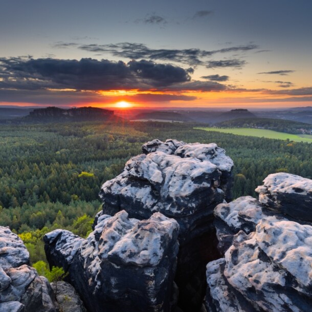 Sonnenuntergang im Elbsandsteingebirge mit Blick ins Tal