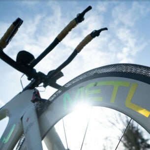 Detailaufnahme von Fahrrad mit Reifen aus Metallgeflecht