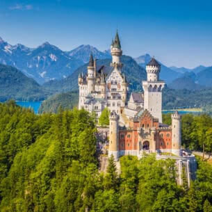 Schloss Neuschwanstein vor beeindruckender Alpenkulisse